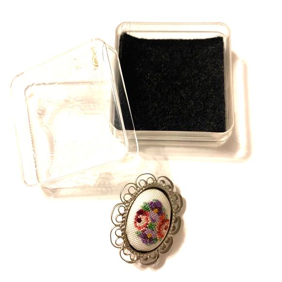Vintage Petit Point Floral Pin/Brooch Handmade Original Box NIB - Picture 5 of 6